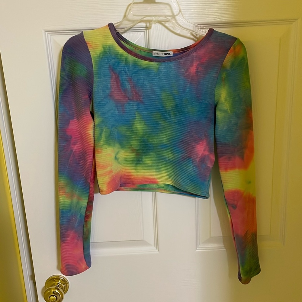FASHION NOVA TYE DYE LONG SLEEVE CROP TOP